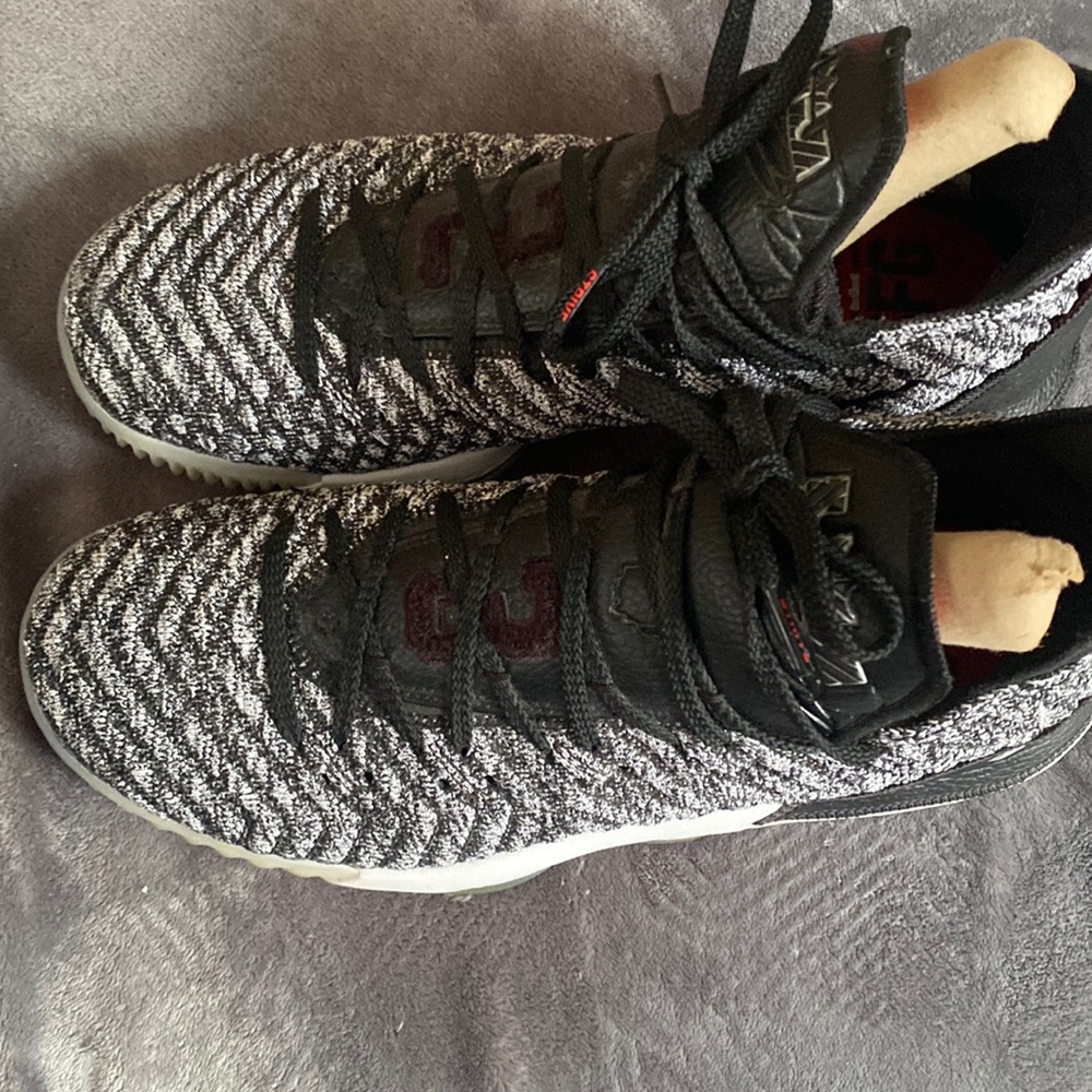 Men’s Nike  Lebron 16 Oreos